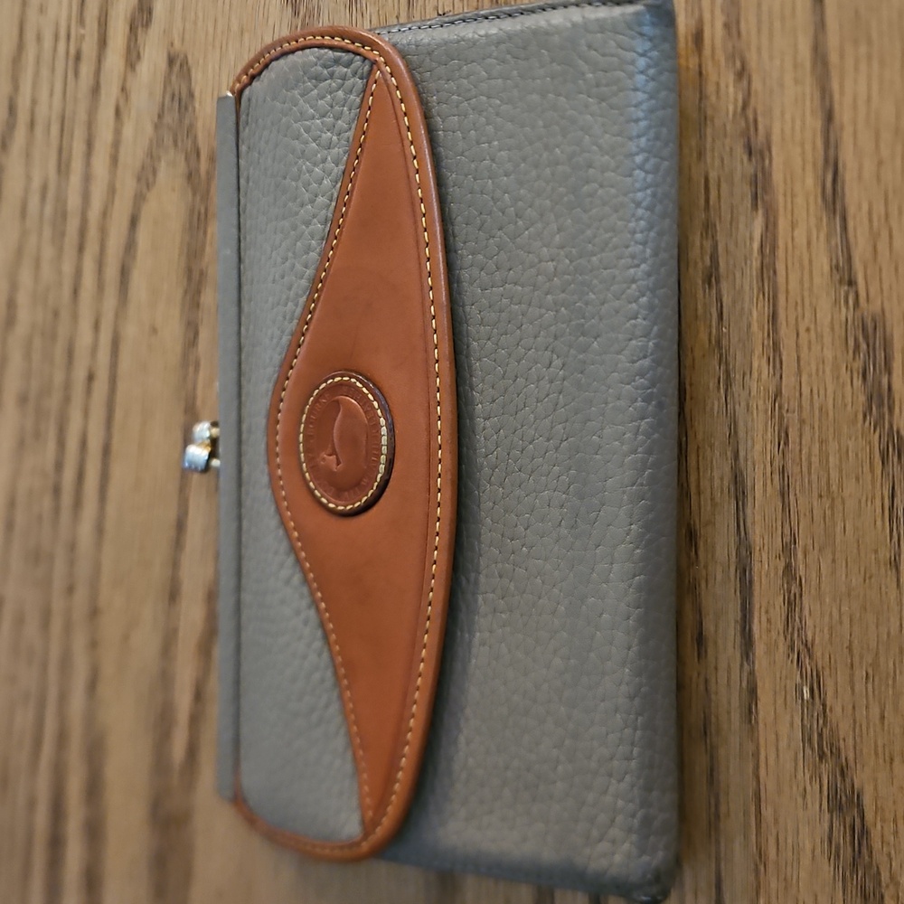 Vintage Dooney & Bourke Taupe Pebbled Leather Trifold Clutch Kisslock Wallet